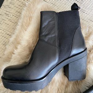 Vagabond Leather Platform Chelsea Booties